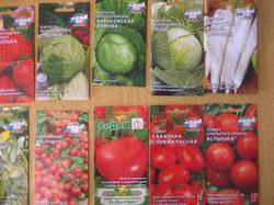 Упаковки семян капусты белокочанной, дайкона и помидоров.