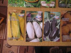 Упаковки семян кукурузы и баклажанов.
